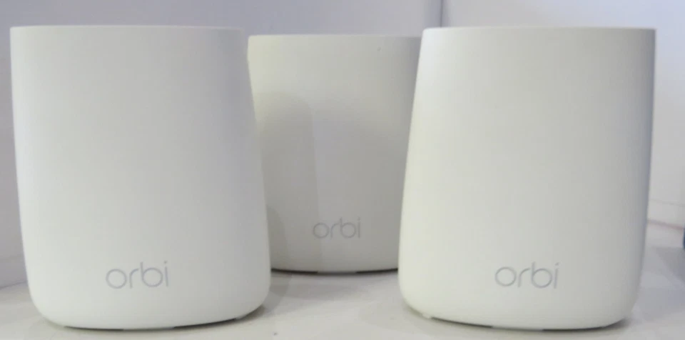 NETGEAR Orbi Whole Home Mesh Wi-Fi System RBR20 Router RBS20 & 2 Satellites - Image 2 of 4