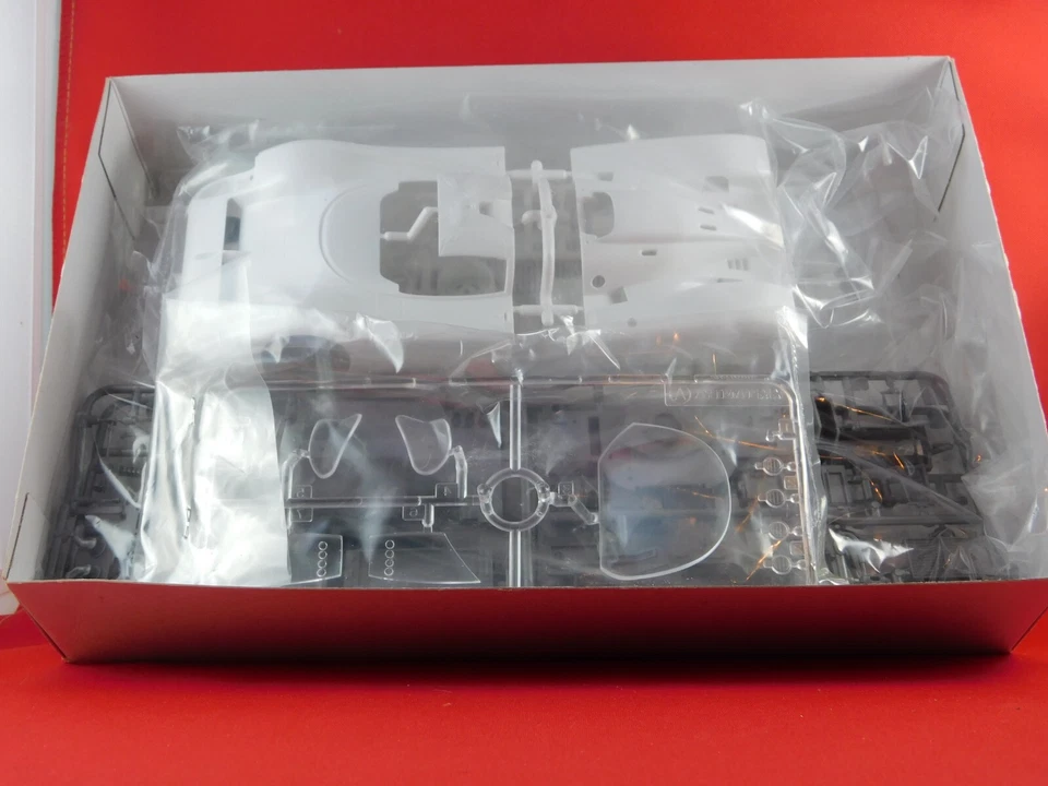 Jaguar XJR9LM + ADDITIFS - Maquette plastique Tamiya 1-24ème ( 24084 ) - Photo 2/4