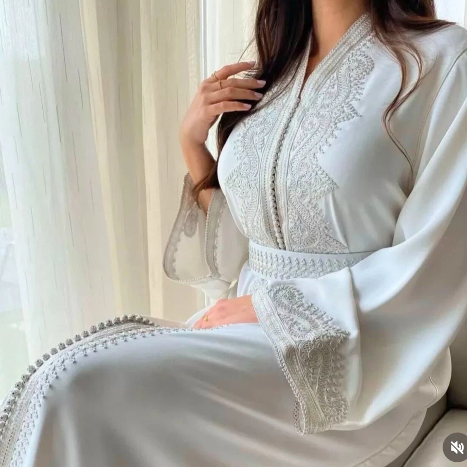 Vestido de novia marroquí blanco caftán, elegante caftán abaya, Nikkah, hecho a medida Foto 2 de 4