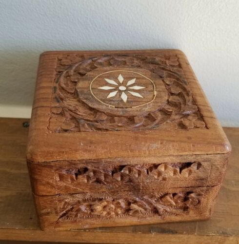 HAND CARVED WITH INLAY TRINKET BOX 2" tall  X 4'' X 4" - Photo 1 sur 5