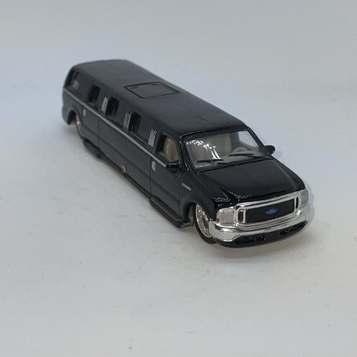 Maisto Playerz Luxury Diecast Collection Ford Excursion Limousine Black 1:64 NM - Picture 2 of 8
