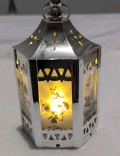 Alice au pays des merveilles mini porte-clés lanterne LED ton argent clair CR2032 fonctionne
