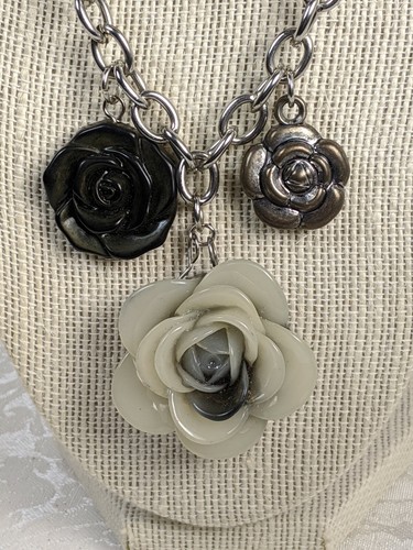 CG Enamel Flower Necklace - Picture 2 of 5