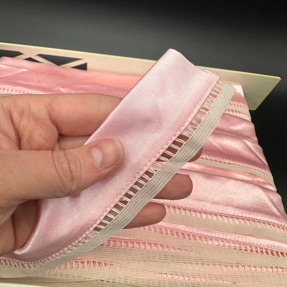 Lencería vintage rosa satinado ribete borde tela blanca costura artesanía LEER Foto 4 de 4