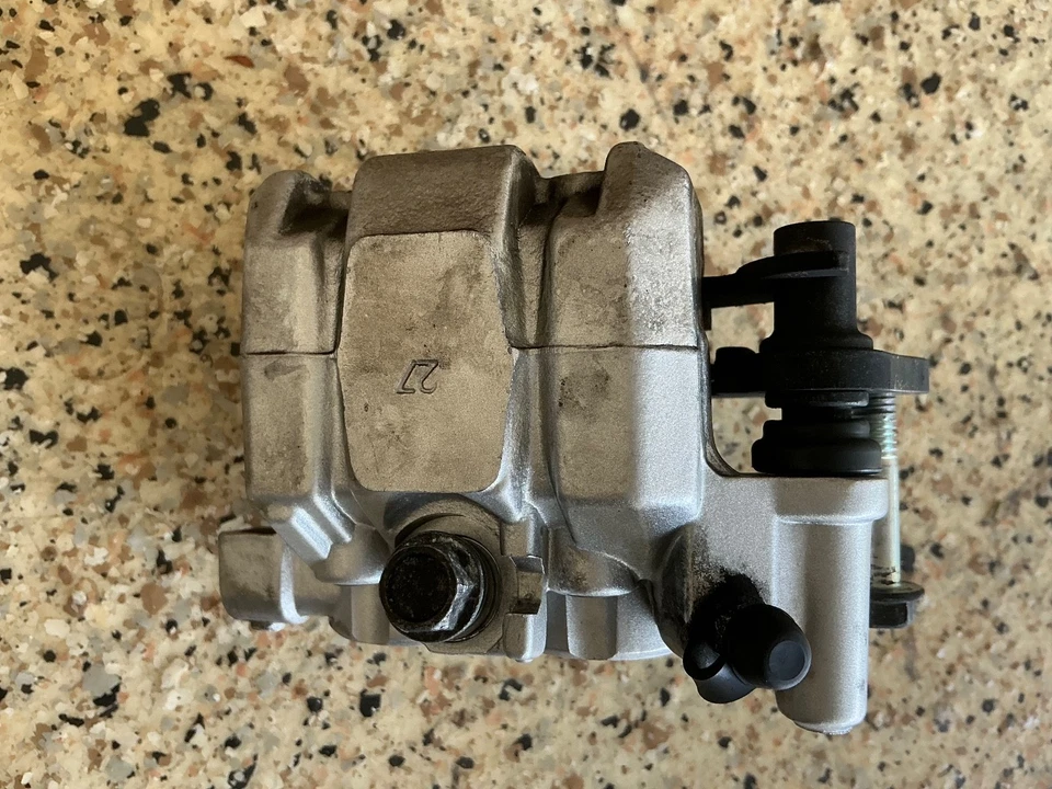 Kawasaki Ninja 250R суппорт переднего тормоза EX250 с колодками от оригинального производителя 2004-2012 годов выпуска - Изображение 4 из 4