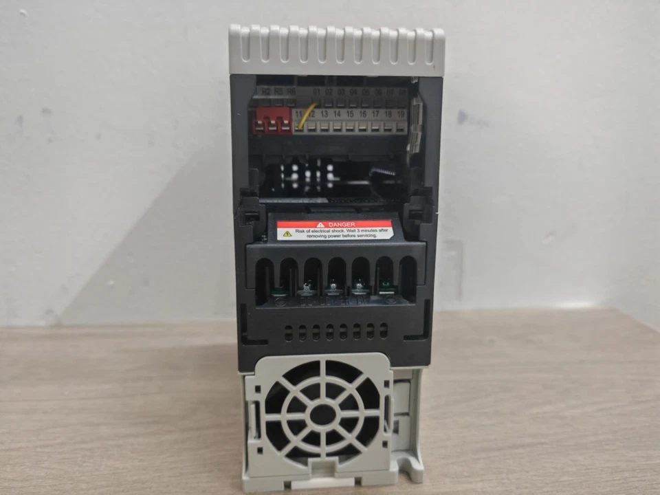 Allen-Bradley 25B-B011N104 Ser A PowerFlex 525 AC Drive 3HP Nuevo Foto 3 de 4