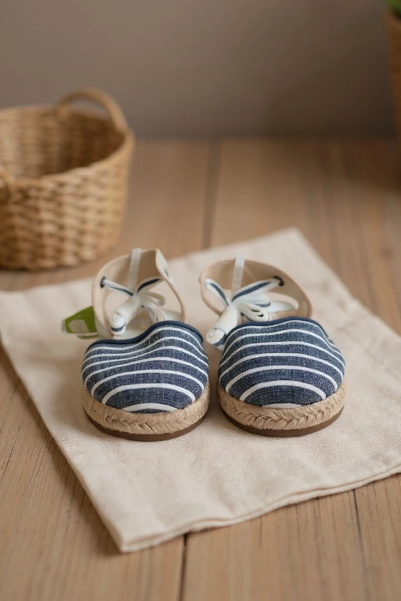 Sandales Filles Crazy 8 Rayures Bleu Et Blanc - Taille 4 - Presque Neuves