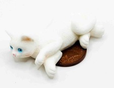 Dolls House Cat White Plastic Laying Garden 1:12 Scale Pet Animal K6 tumdee