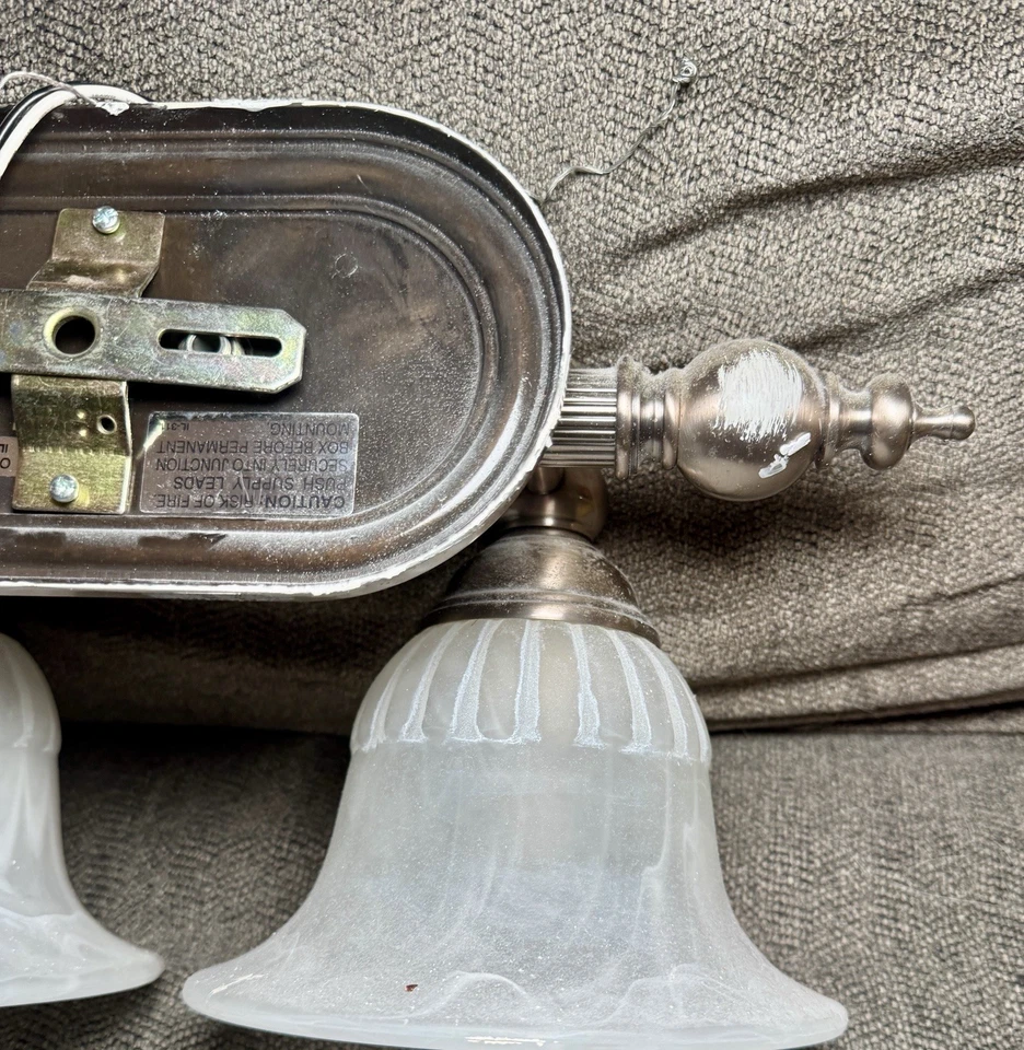 Lámpara de tocador de níquel cepillado Quoizel pantalla de vidrio esmerilado de 2 luces Foto 3 de 4