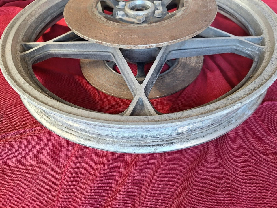 cerchio lega con dischi freno anteriore suzuki 19x1,85 Gs 550 1979 54111-476-040 - Immagine 4 di 4