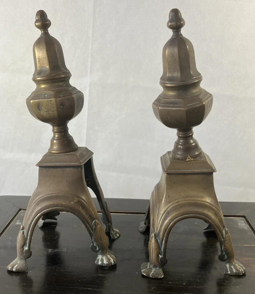 Paire de chenets Louis XIV en laiton et fer XVIIe Pieds en pattes d'animaux - Photo 4/4