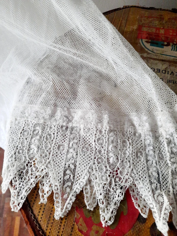 Vestido de té eduardiano de 1900 · Encaje de algodón blanco · Mangas cortas · Botón de cristal Foto 2 de 4