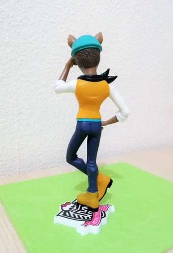 MONSTER HIGH "CLAWD WOLF- RBA ORIGINAL confeccionado en PVC - Imagen 4 de 5