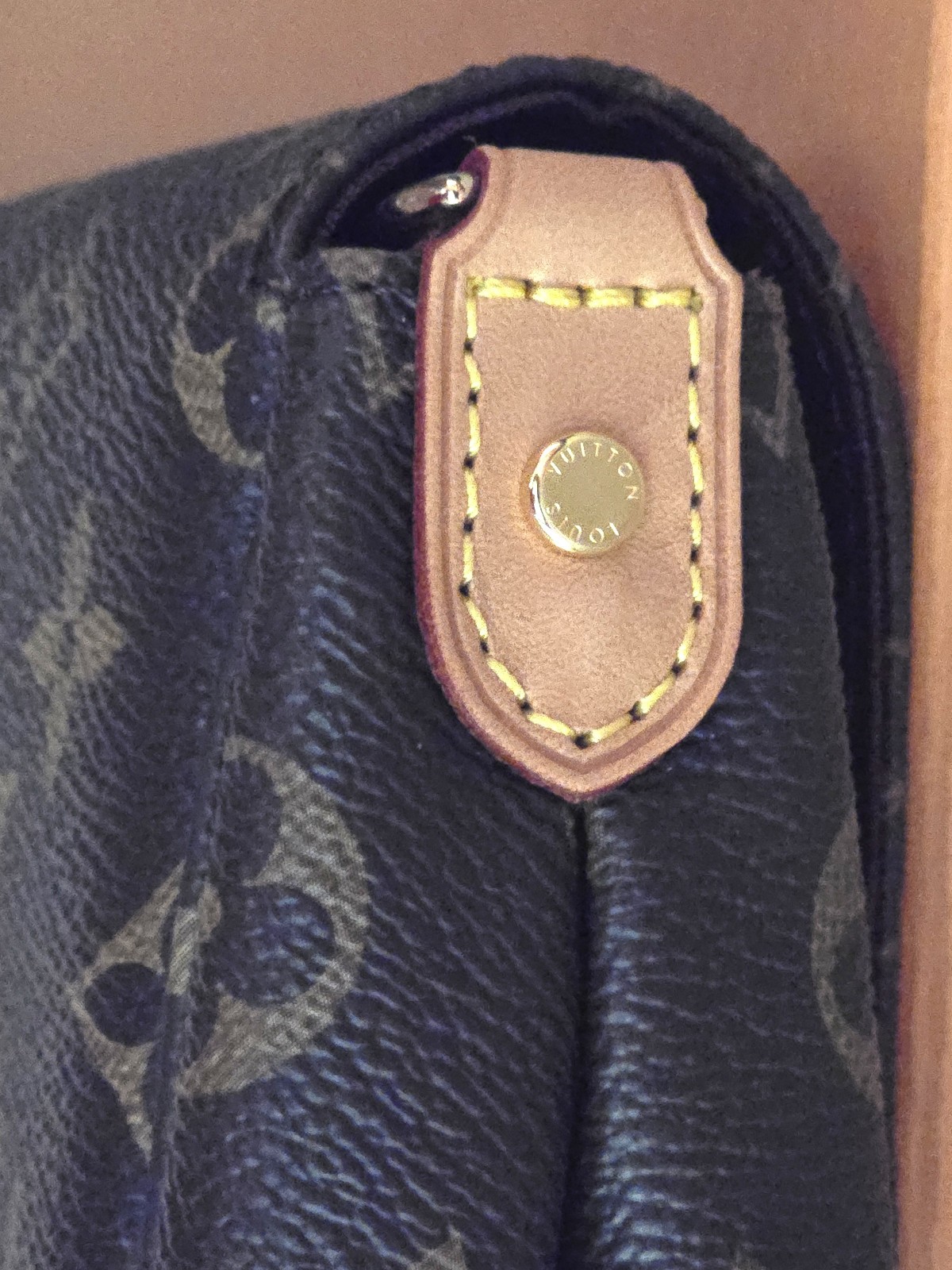 Louis Vuitton Favorite MM Monogram Canvas Crossbody bag - Discontinued image 8