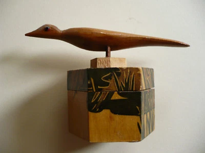VINTAGE WOODEN JAPANESE TRINKET BOX, JEWELRY BOX, WOOD BIRD WITH ETCHED BAMBOO - Image 1 of 4