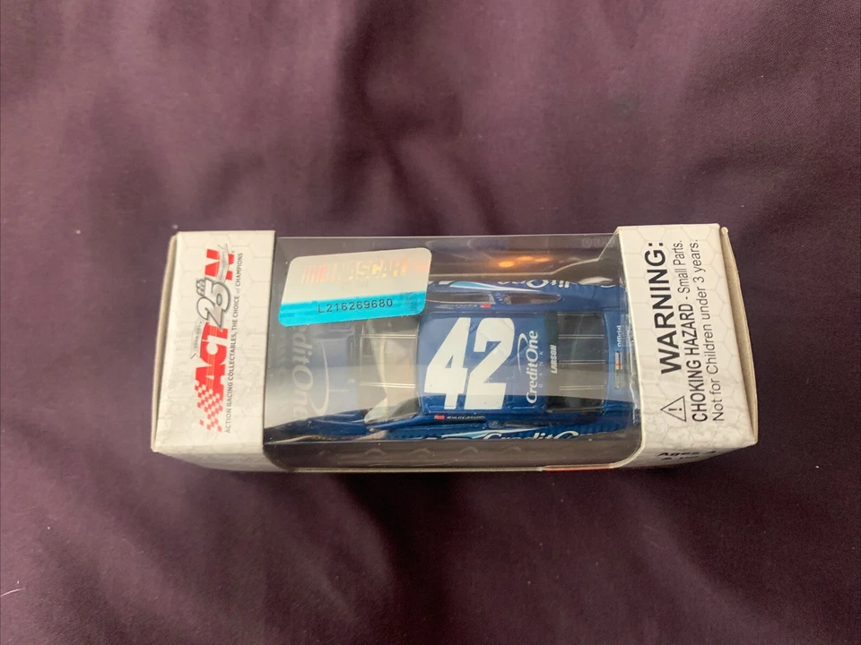 #42 Kyle Larson 1/64 2017 Credit One NASCAR Acción RCCA Diecast Car Target Exclu Foto 2 de 4