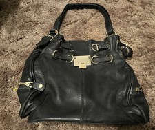 Borsa JIMMY CHOO Edgy in pelle nera con dettagli in metallo e chiusura con patta