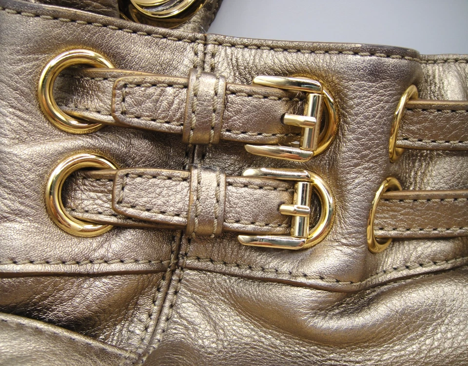 Bolso de mano Michael Kors dorado, cierre a presión, 2 bolsillos exteriores y 5 interiores Foto 3 de 4