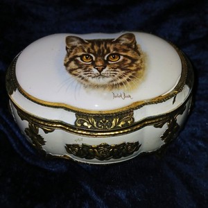 Vintage, 1980s Enamel / Metal TABBY CAT Trinket Music Box. Works Great!