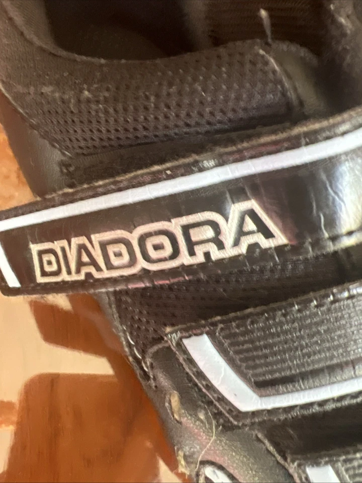 Zapatos de ciclismo Diadora para mujer elegantes diseño negro con acento azul talla 7 Foto 3 de 4