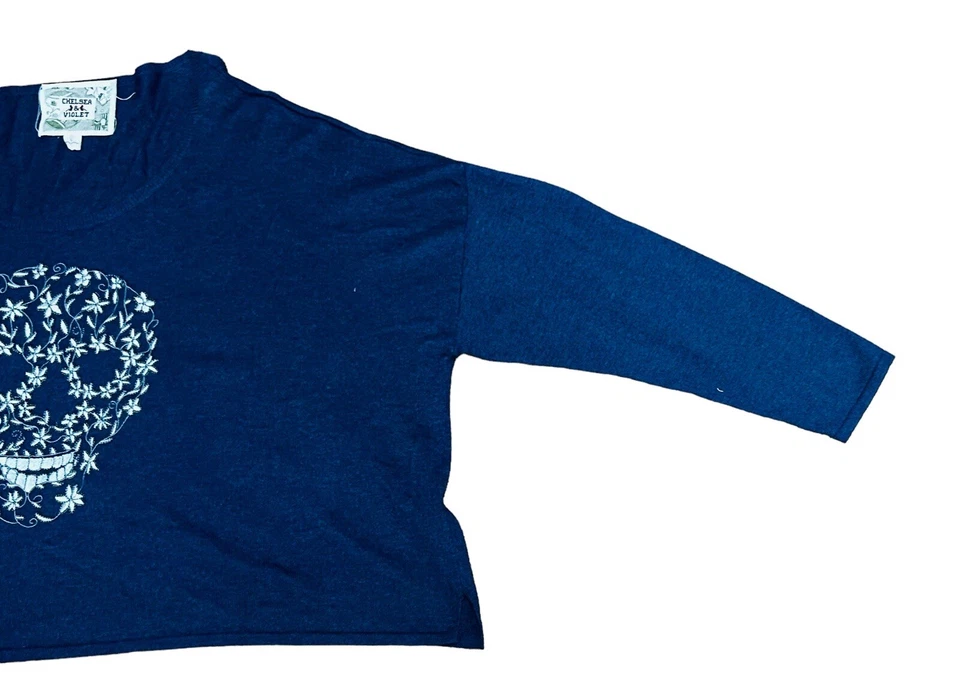 Suéter corto Chelsea y azul violeta para mujer grande bordado flor calavera Foto 3 de 4