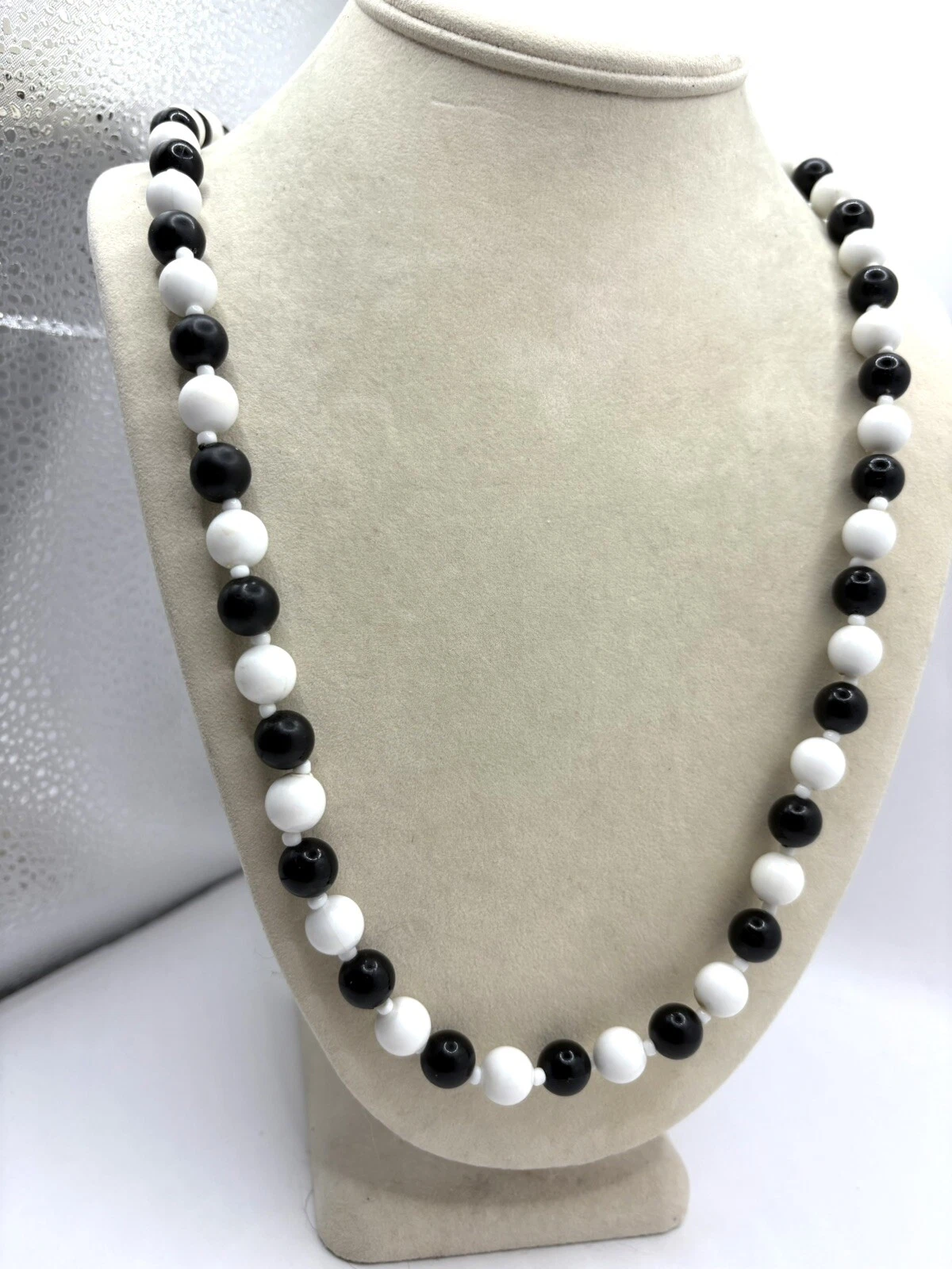 VETEMENTS Collana classica in acrilico con perline bianche e nere