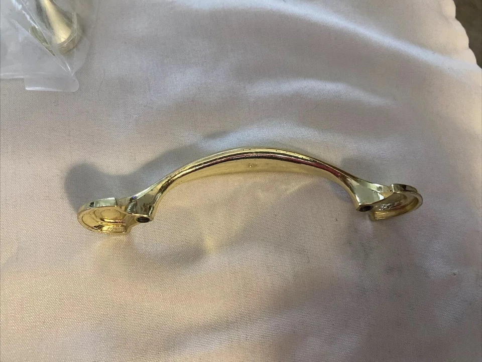"7 tiradores de cajón de color dorado con tornillos plateados, 4 3/4"" L, 1"" de profundidad, Liberty nuevos" Foto 2 de 4