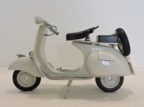 1:6 NewRay Vespa Scooter Deadpool 2-Seater Mini Vehicle Collectible 31CM - Picture 9 of 11