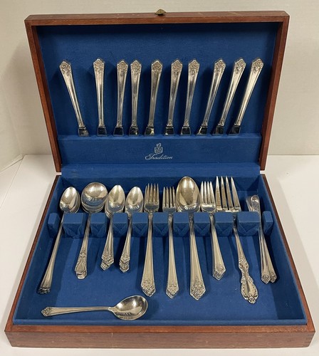 54 Piece Set of Vintage 1847 Rogers Bros Her Majesty Flatware with Chest - 第 1/14 張圖片