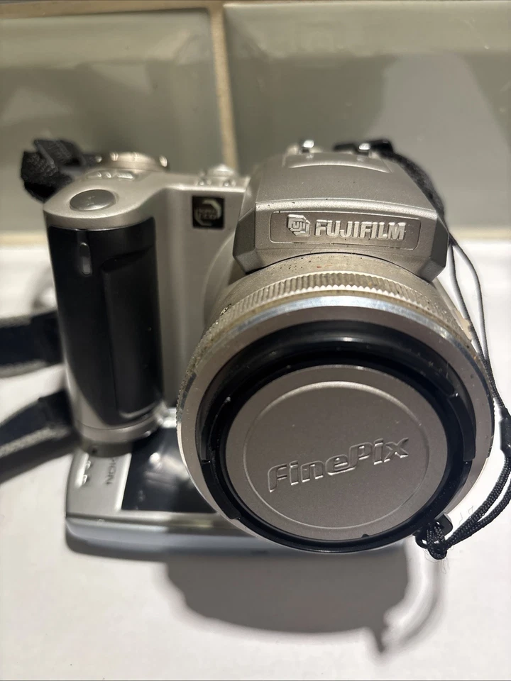 Fujifilm FinePix 4900 Zoom Digital Camera + Charger, photo 3 of 5