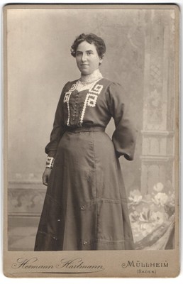 Fotografie Hermann Hartmann, Müllheim /Baden, Dame mit Locken im Kleid mit gemu 