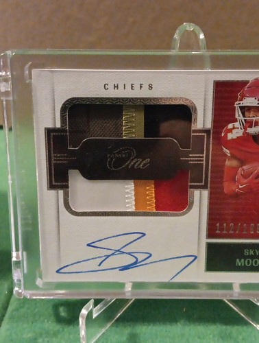 2022 Panini One Sky Moore RPA 112/199 Chiefs Rookie Patch Auto 6 Colors Sealed - Picture 3 of 5