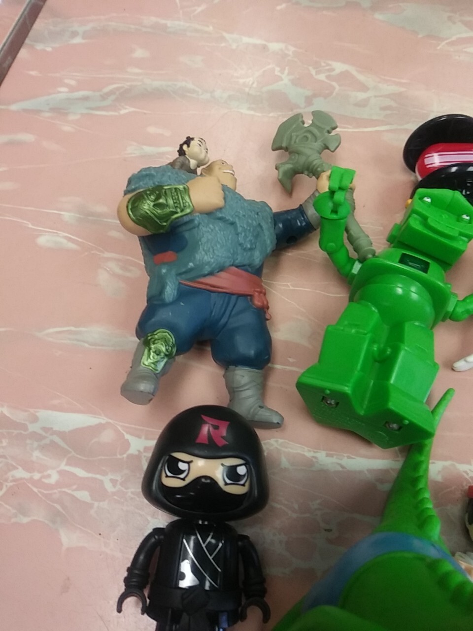 ANKYO Cool Crocodile Plastic Toy Figure with Ice Cream Cone & 11 More Toys