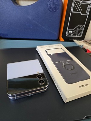 Samsung Galaxy Z Flip 4 Unlocked 256 GB