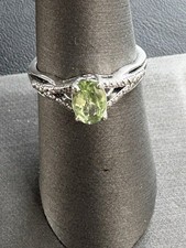925 STERLING SILVER AND PERIDOT RING SIZE 6.5