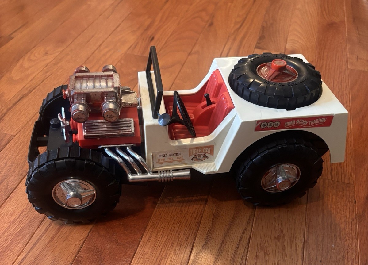 VINTAGE 1965 TIGER CAT REMCO MOTORIZED JEEP 4X4CLIMBS LIKE THE TANK 747 USA+ PILE