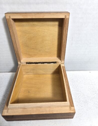 Vintage handgefertigte aufwendige intarsierte gefütterte Holz Schmuckschatulle 4" x 4" - Bild 2 von 2