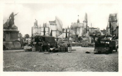 Kauf-Foto, 2.WK. Eine provisorische Tankstelle v. einer Geisterkulisse (MB)21180