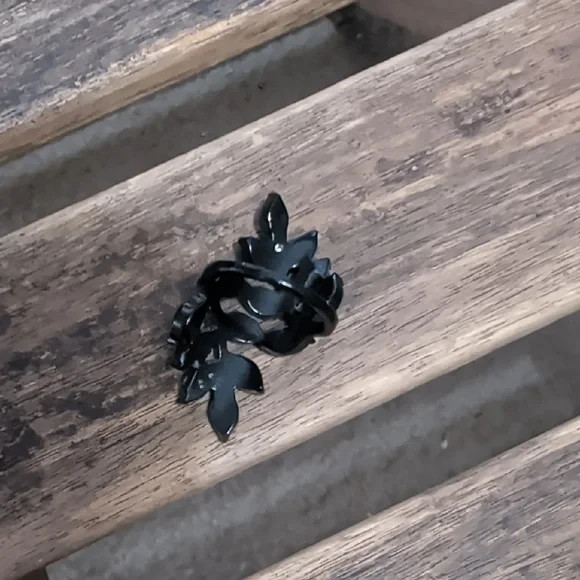 Chic Black Rhinestone Leaf Ring - image 4