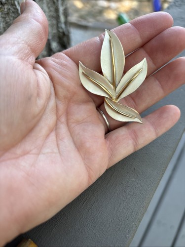 trifari brooch Vintage Pin White Enamel Leaves Gold Accents - Picture 8 of 8