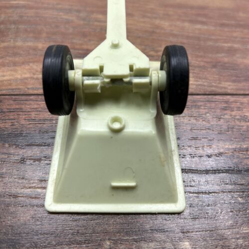 ERTL 1/16 Vintage International 682 Cub Cadet Lawn & Garden Tractor W/Trailer - Picture 13 of 14