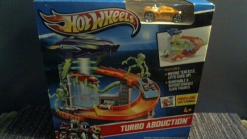 MINT SEALED 2012 HOT WHEELS TURBO ABDUCTION PLAYSET - FOLD & GO - ALIEN FIGURE
