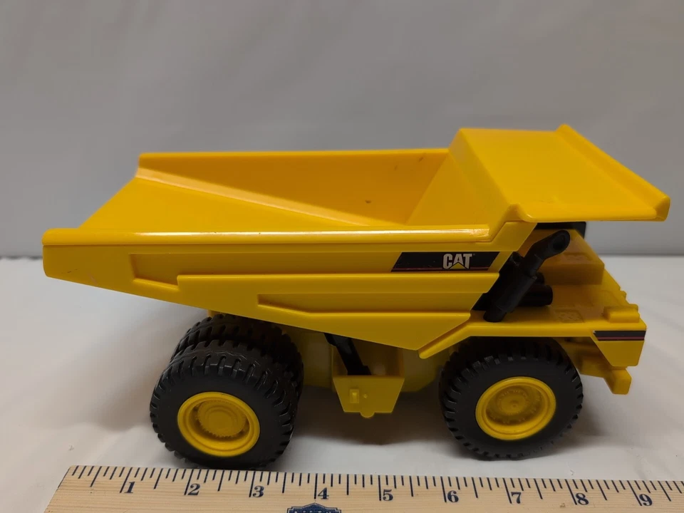 Camión de volteo Caterpillar 9" de largo caja de fósforos plástico funciona con pilas no funciona  Foto 4 de 4