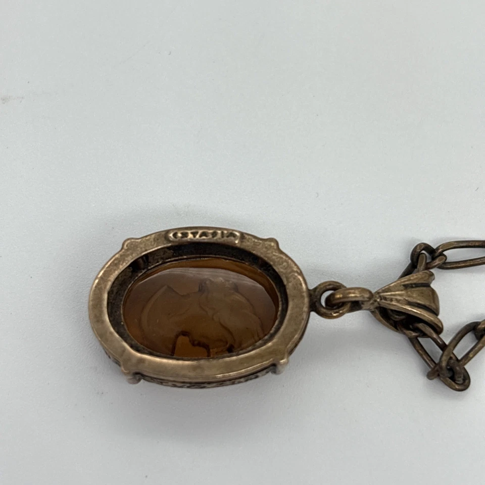 Collar de inspiración vintage con camafeo tallado en vidrio ámbar de Extasia Foto 2 de 4