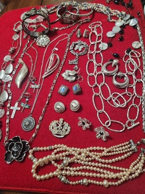 Lot-2 Lb.(30) VINTAGE Jewelry items: Crown TRIFARI, SARAH COVENTRY, MONET, AVON