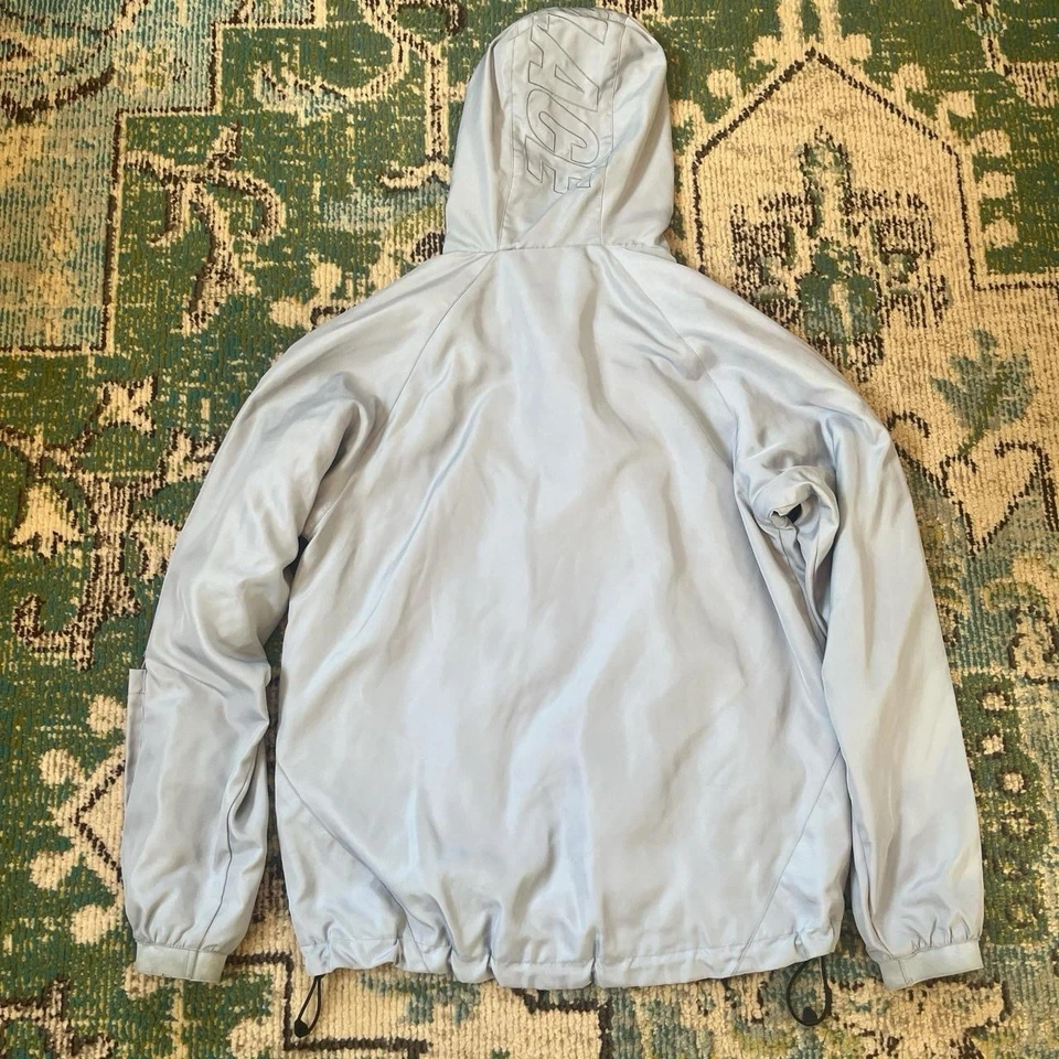 Chaqueta Palística Palace Skateboards Azul Claro Mediana Nylon Ventilaciones Cincha Con Capucha Foto 2 de 4