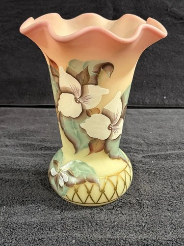 Fenton LTD ED 1219/1750 Burmese Glass Connoisseur Trillium Vase W/ 12 Signatures