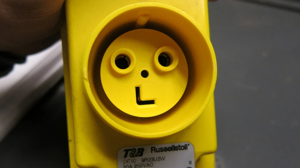 Russellstoll 9R23U2W, 20 Amperios, 250 Voltios, 3 Cables, Pin y Manguito Receptáculo - PS86 Foto 3 de 4