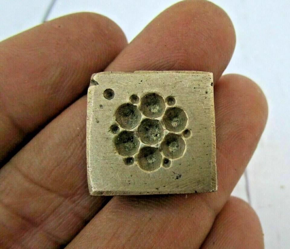 ANTIGUO DISEÑO FLORAL GRABADO CAMPANA PESADA METAL/TINTE BRONCE/SELLO D7 Foto 2 de 4