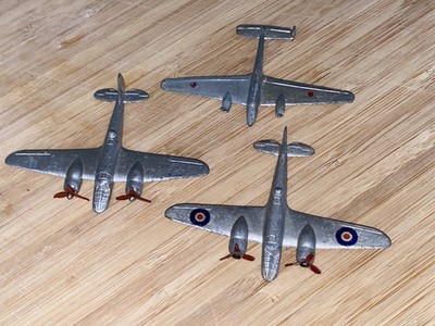 Dinky #62b Medium Bomber (Blenheim) x 2 Nummer. # 70D Nachtjäger.